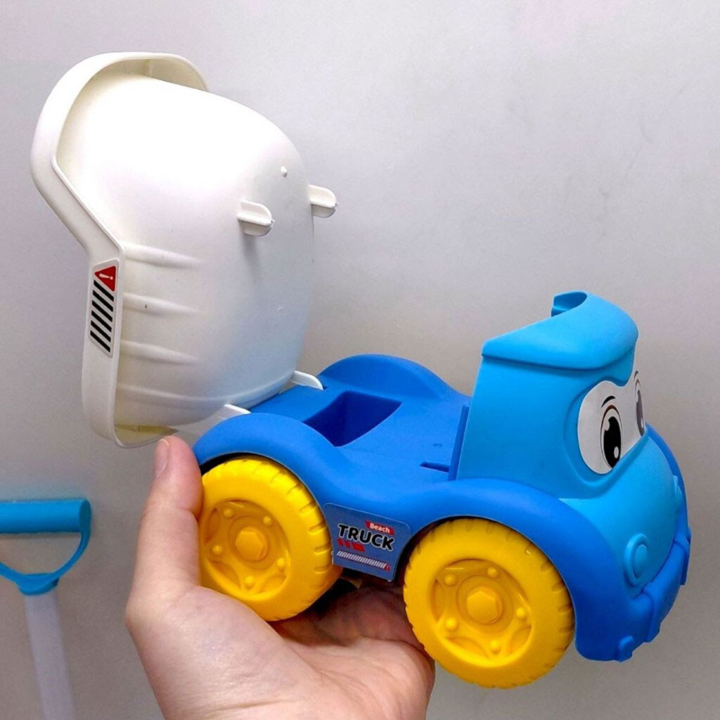 Песочный набор: размер самосвала 16.5х11.х13 см, высота ведра 10 см, грабли, сито, 4 лопатки, 11 формочек, в сетке, Mic - № 2 Песочный набор: размер самосвала 16.5х11.х13 см, высота ведра 10 см, грабли, сито, 4 лопатки, 11 формочек, в сетке, Mic - № 2