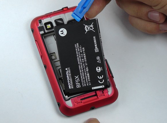 Замена батареи в Motorola MB525 Defy - 9 | Vseplus