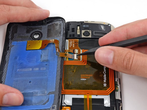 Замена батареи в Motorola XT1052 Moto X - 49 | Vseplus