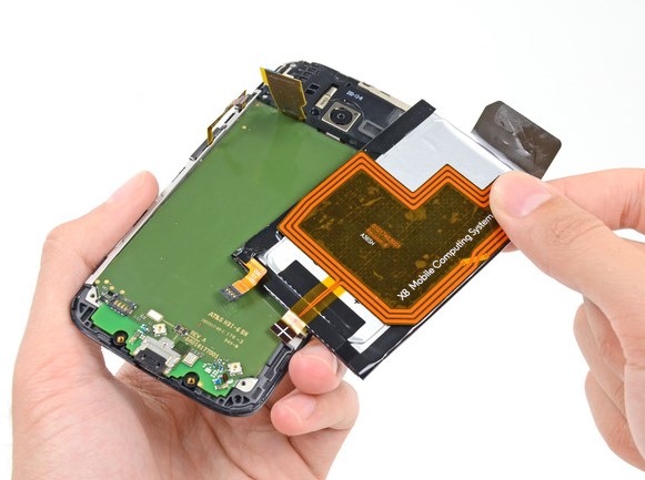 Заміна батареї у Motorola XT1052 Moto X - 67 | Vseplus