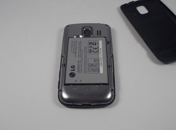 Заміна батареї в LG VM670 Optimus V - 5 | Vseplus