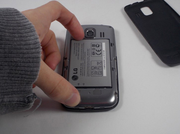 Замена батареи в LG VM670 Optimus V - 6 | Vseplus