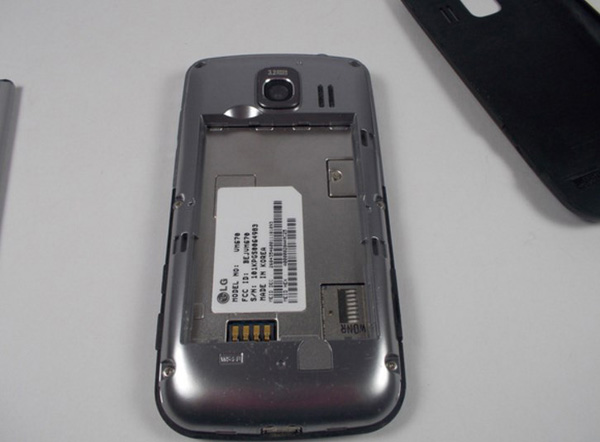 Заміна батареї в LG VM670 Optimus V - 7 | Vseplus