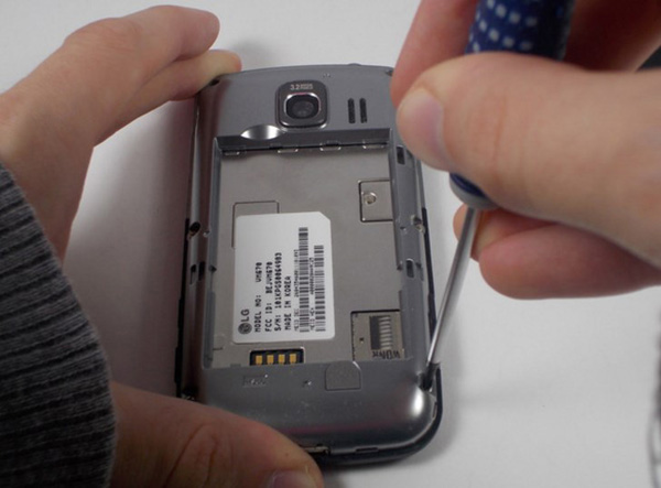 Заміна камери в LG VM670 Optimus V - 8 | Vseplus