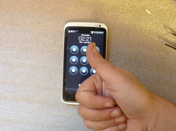 Заміна РК-екрана та сенсорної панелі в HTC One X - 25 | Vseplus