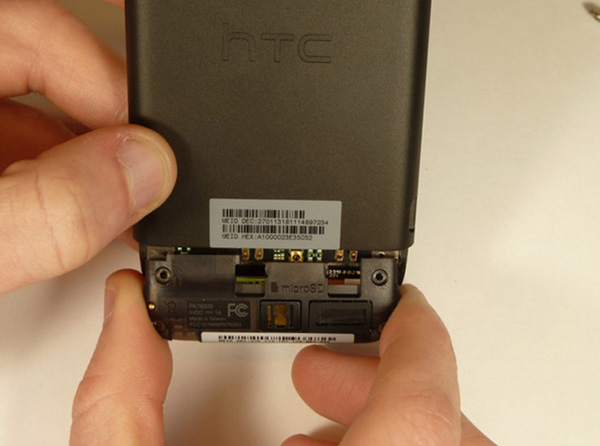 Замена батареи в HTC T320e One V - 8 | Vseplus