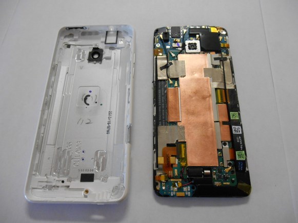 Замена батареи в HTC 601n One mini - 10 | Vseplus