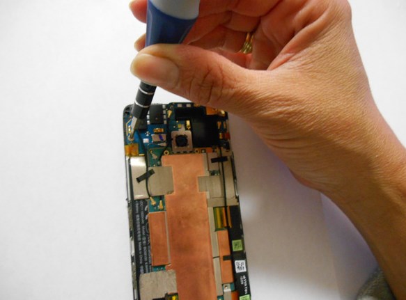 Замена батареи в HTC 601n One mini - 13 | Vseplus